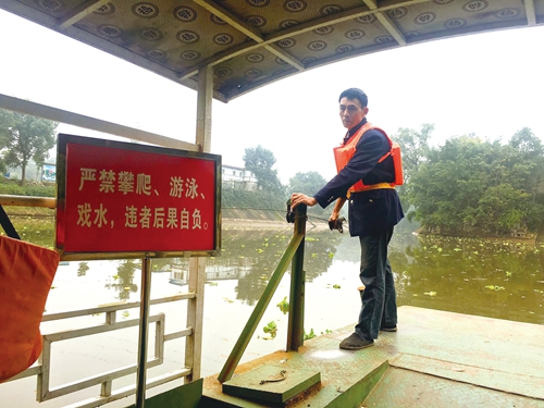 龙马潭公园:八年坚守摆渡人 一船一绳皆有情(图1) 龙马潭公园:八年坚守摆渡人 一船一绳皆有情(图1)
