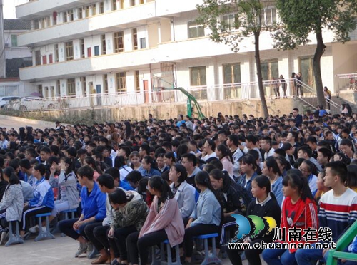 叙永县马岭中学开展艾滋病、结核病防治知识讲座