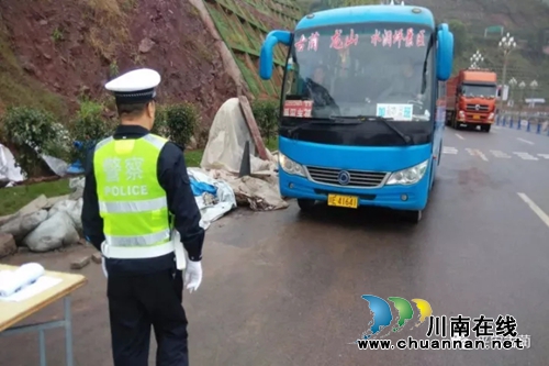 罗庆华调研古蔺县农村道路交通安全管理工作(图2) 罗庆华调研古蔺县农村道路交通安全管理工作(图2)