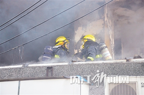 内江一花店库房失火&nbsp;30名消防官兵降“火魔”(图1)
