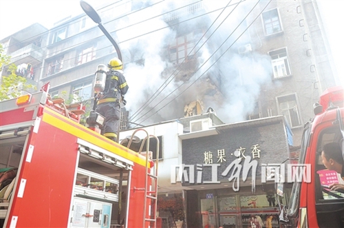 内江一花店库房失火&nbsp;30名消防官兵降“火魔”(图2)