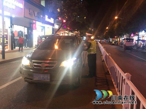 宜宾筠连交警大队夜查酒驾保平安