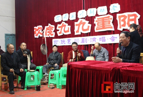 自贡七旬老人杨开从 穷尽家产守护川剧艺术(图1) 自贡七旬老人杨开从 穷尽家产守护川剧艺术(图1)