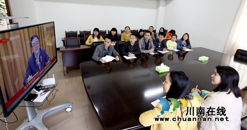 龙马潭区机关干部认真学习十九大精神(图1)