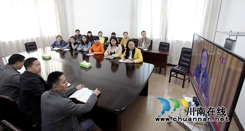 龙马潭区机关干部认真学习十九大精神