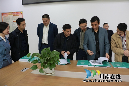 省司法厅副巡视员刘磊一行到龙祥社区检查指导依法治理工作(图4) 省司法厅副巡视员刘磊一行到龙祥社区检查指导依法治理工作(图4)