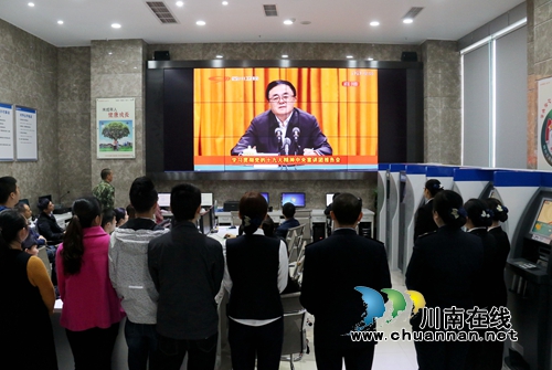 自贸区行政审批局:组织职工、办事群众观看《学习贯彻党的十九大精神中央宣讲团报告会》(图1) 自贸区行政审批局:组织职工、办事群众观看《学习贯彻党的十九大精神中央宣讲团报告会》(图1)