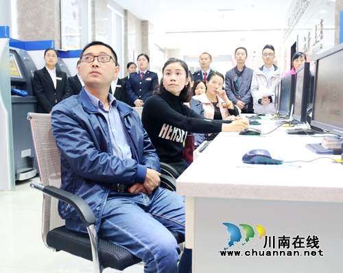 自贸区行政审批局:组织职工、办事群众观看《学习贯彻党的十九大精神中央宣讲团报告会》(图2) 自贸区行政审批局:组织职工、办事群众观看《学习贯彻党的十九大精神中央宣讲团报告会》(图2)