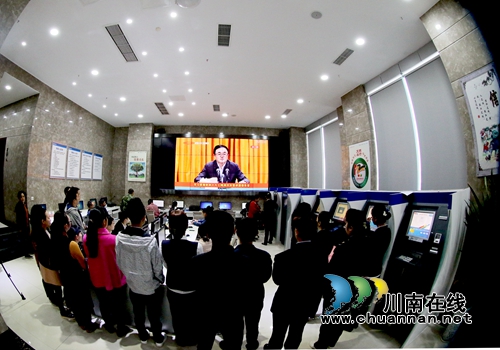 自贸区行政审批局:组织职工、办事群众观看《学习贯彻党的十九大精神中央宣讲团报告会》(图4) 自贸区行政审批局:组织职工、办事群众观看《学习贯彻党的十九大精神中央宣讲团报告会》(图4)