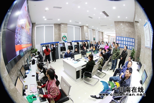 自贸区行政审批局:组织职工、办事群众观看《学习贯彻党的十九大精神中央宣讲团报告会》(图3) 自贸区行政审批局:组织职工、办事群众观看《学习贯彻党的十九大精神中央宣讲团报告会》(图3)