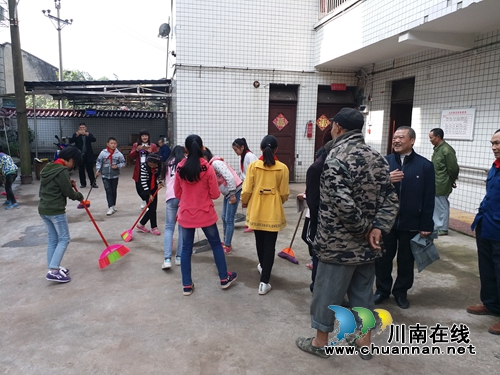 纳溪龙车镇小学开展学雷锋到敬老院开展搞卫生活动