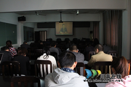 红星街道组织收看十九大精神中央宣讲团报告会