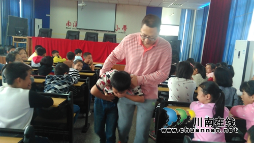 宜宾罗龙实验小学食品安全事故应急演练(图6) 宜宾罗龙实验小学食品安全事故应急演练(图6)