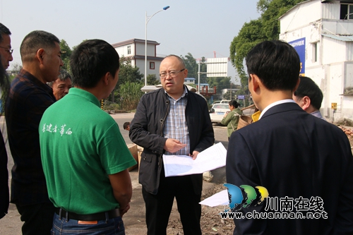 张文杰到泸县潮河镇督察龙城大道与高速连接线建设工作