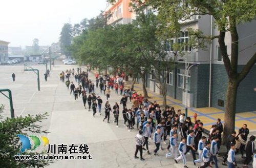 泸县建校举行消防安全疏散演练(图1)