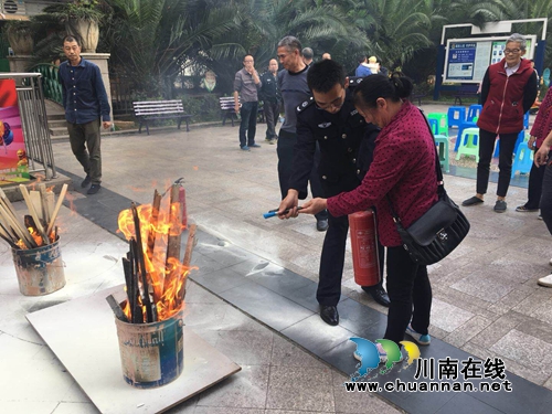 龙马潭莲花池街道开展“119消防宣传日”活动(图2) 龙马潭莲花池街道开展“119消防宣传日”活动(图2)