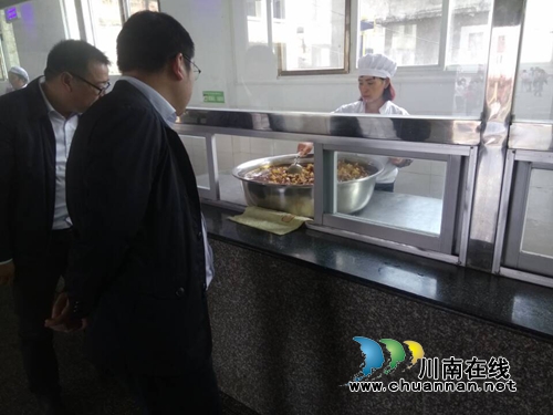 合江县副县长刘伟宏到望龙镇检查学校食堂食品安全