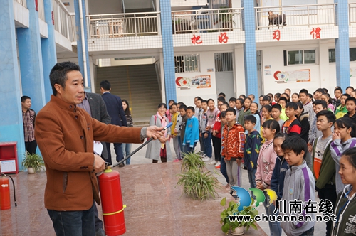 纳溪区天仙镇学校开展消防安全演练活动(图1) 纳溪区天仙镇学校开展消防安全演练活动(图1)