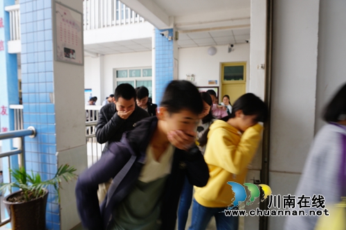 纳溪区天仙镇学校开展消防安全演练活动(图2) 纳溪区天仙镇学校开展消防安全演练活动(图2)
