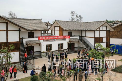 合江64户建档立卡贫困户昨日"拎包入住"新家(图2) 合江64户建档立卡贫困户昨日"拎包入住"新家(图2)