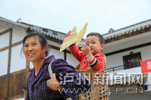 合江64户建档立卡贫困户昨日"拎包入住"新家(图1) 合江64户建档立卡贫困户昨日"拎包入住"新家(图1)