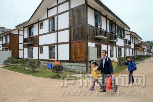 合江64户建档立卡贫困户昨日"拎包入住"新家(图3) 合江64户建档立卡贫困户昨日"拎包入住"新家(图3)