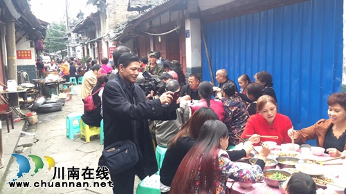 泸州龙马潭区下大街社区:凝聚和谐温情的坝坝宴(图1) 泸州龙马潭区下大街社区:凝聚和谐温情的坝坝宴(图1)