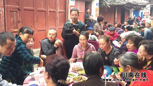 泸州龙马潭区下大街社区:凝聚和谐温情的坝坝宴(图2) 泸州龙马潭区下大街社区:凝聚和谐温情的坝坝宴(图2)