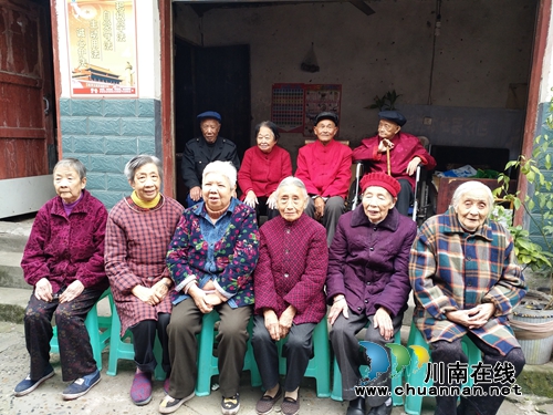 泸州龙马潭区下大街社区:凝聚和谐温情的坝坝宴(图3) 泸州龙马潭区下大街社区:凝聚和谐温情的坝坝宴(图3)