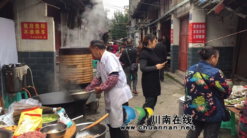 泸州龙马潭区下大街社区:凝聚和谐温情的坝坝宴(图4) 泸州龙马潭区下大街社区:凝聚和谐温情的坝坝宴(图4)