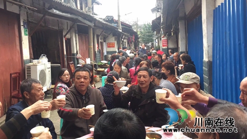 泸州龙马潭区下大街社区:凝聚和谐温情的坝坝宴(图5) 泸州龙马潭区下大街社区:凝聚和谐温情的坝坝宴(图5)