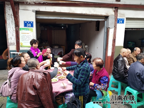 泸州龙马潭区下大街社区:凝聚和谐温情的坝坝宴(图6) 泸州龙马潭区下大街社区:凝聚和谐温情的坝坝宴(图6)