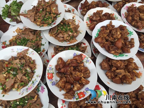 泸州龙马潭区下大街社区:凝聚和谐温情的坝坝宴(图7) 泸州龙马潭区下大街社区:凝聚和谐温情的坝坝宴(图7)