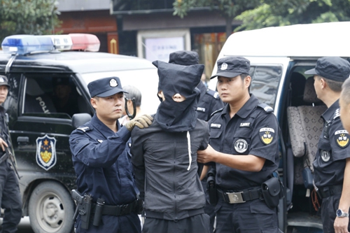 自贡：预谋抢金店&nbsp;警方20小时抓“蒙面劫匪”(图1)