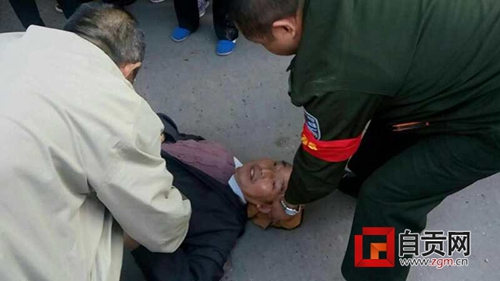 老人摔倒无人敢扶&nbsp;自贡城管救人赢得称赞(图1)