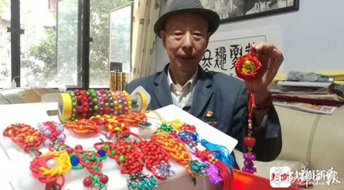 四川有个“中国结爷爷”&nbsp;3年自编中国结教材(图1)