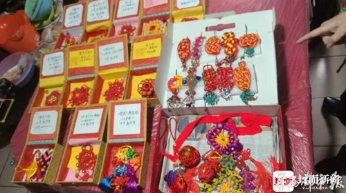 四川有个“中国结爷爷”&nbsp;3年自编中国结教材(图2)