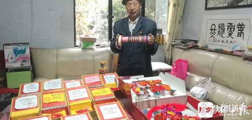 四川有个“中国结爷爷”&nbsp;3年自编中国结教材