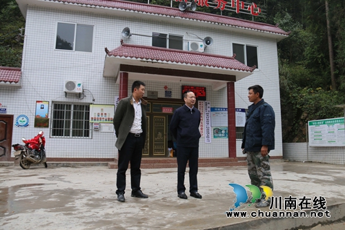 泸州国家高新区党工委委员、纪工委书记张德春带队赴苗乡开展脱贫攻坚工作