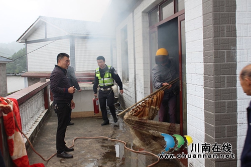 泸县太伏派出所联合消防成功扑灭一起火灾