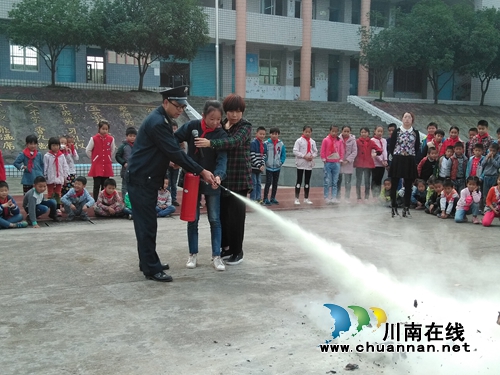 宜宾罗龙洪桥小学举行消防逃生演练(图1) 宜宾罗龙洪桥小学举行消防逃生演练(图1)