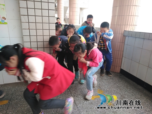 宜宾罗龙洪桥小学举行消防逃生演练(图2) 宜宾罗龙洪桥小学举行消防逃生演练(图2)