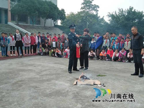 宜宾罗龙洪桥小学举行消防逃生演练