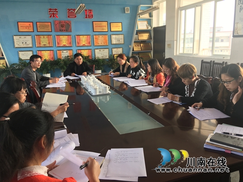 宜宾罗龙实验小学召开2017年秋期“诱思导学”课题工作会(图1)