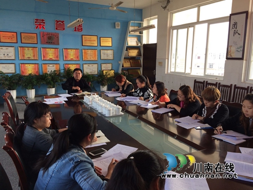 宜宾罗龙实验小学召开2017年秋期“诱思导学”课题工作会(图3)