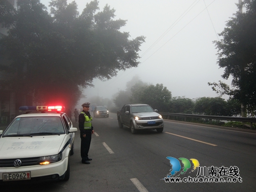 泸县迎来大雾天气&nbsp;警方保障交通安全