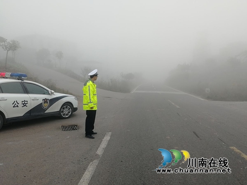 泸县迎来大雾天气 警方保障交通安全(图1) 泸县迎来大雾天气 警方保障交通安全(图1)