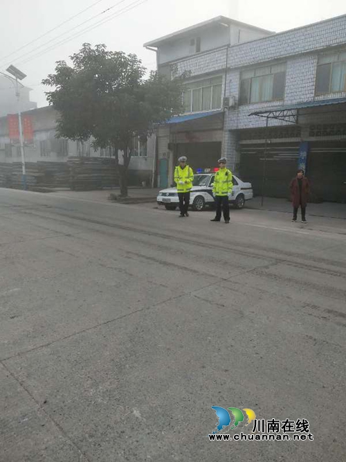 泸县迎来大雾天气 警方保障交通安全(图2) 泸县迎来大雾天气 警方保障交通安全(图2)