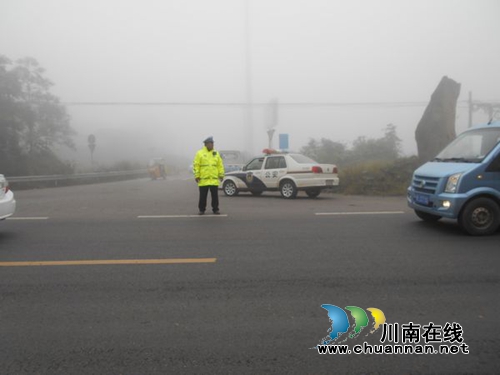 泸县迎来大雾天气 警方保障交通安全(图3) 泸县迎来大雾天气 警方保障交通安全(图3)