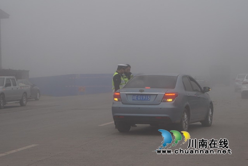 泸县迎来大雾天气 警方保障交通安全(图4) 泸县迎来大雾天气 警方保障交通安全(图4)